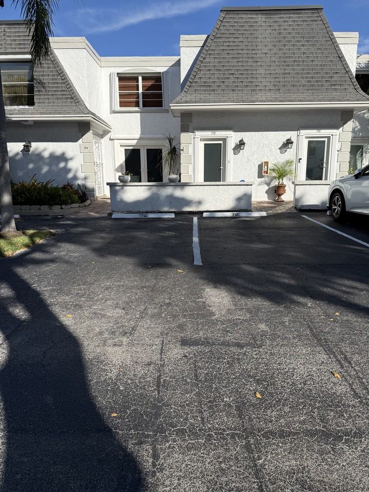712 Ne 27th Ave #712 - Photo 2 of 42