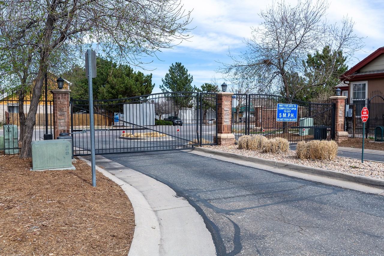 15201 E Batavia Pl - Photo 2 of 20