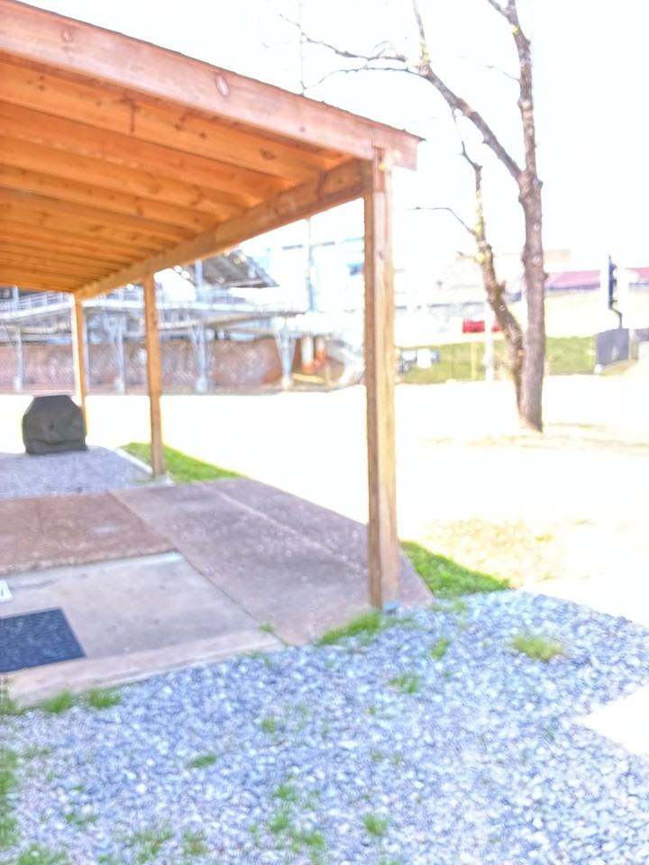 528 N Royal Ave - Photo 4 of 20