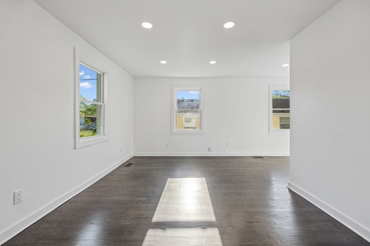 902 Broadmoor Dr - Photo 2 of 20