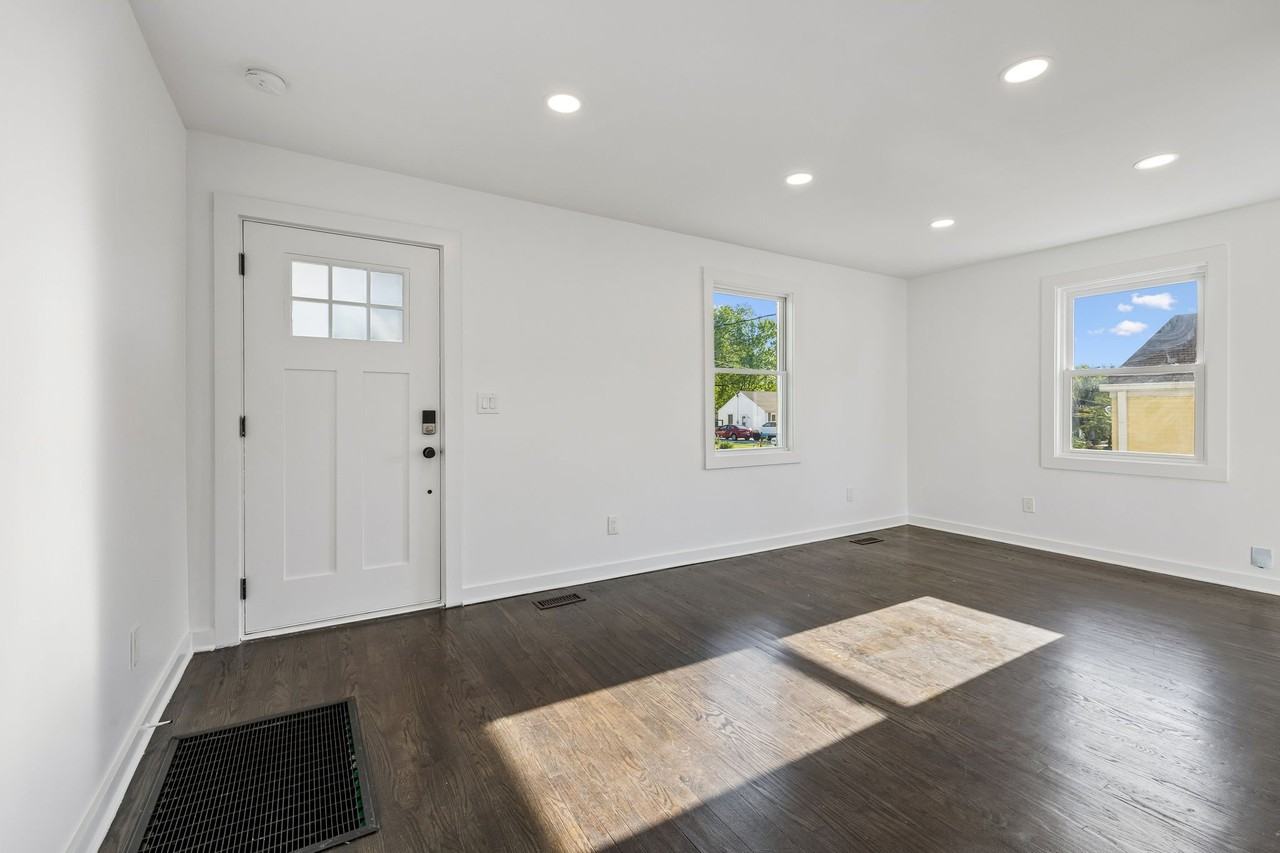 902 Broadmoor Dr - Photo 3 of 20