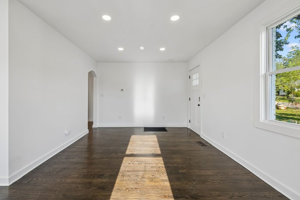 902 Broadmoor Dr - Photo 4 of 20