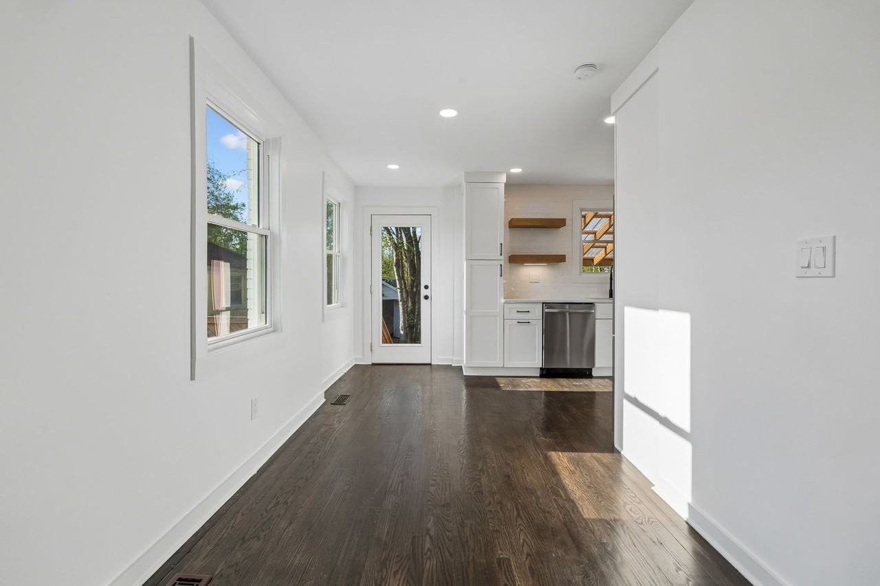 902 Broadmoor Dr - Photo 5 of 20