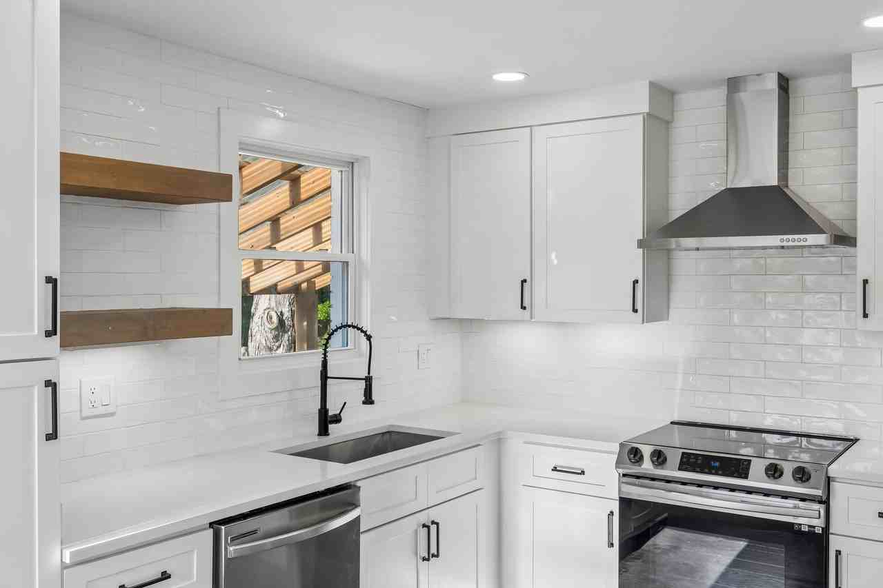 902 Broadmoor Dr - Photo 7 of 20