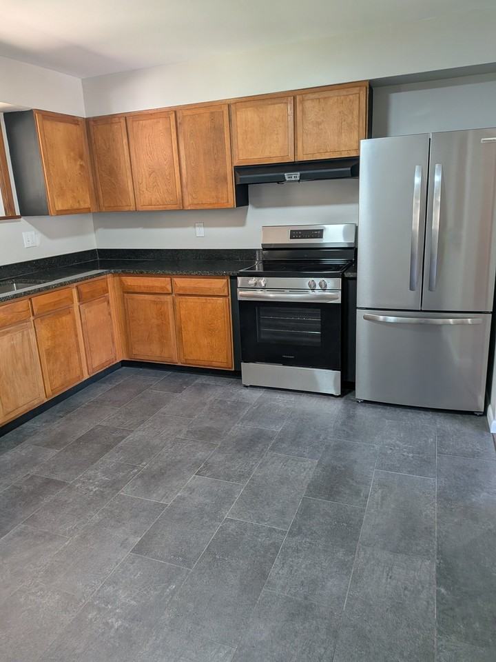 561 Williams Ave - Photo 2 of 10