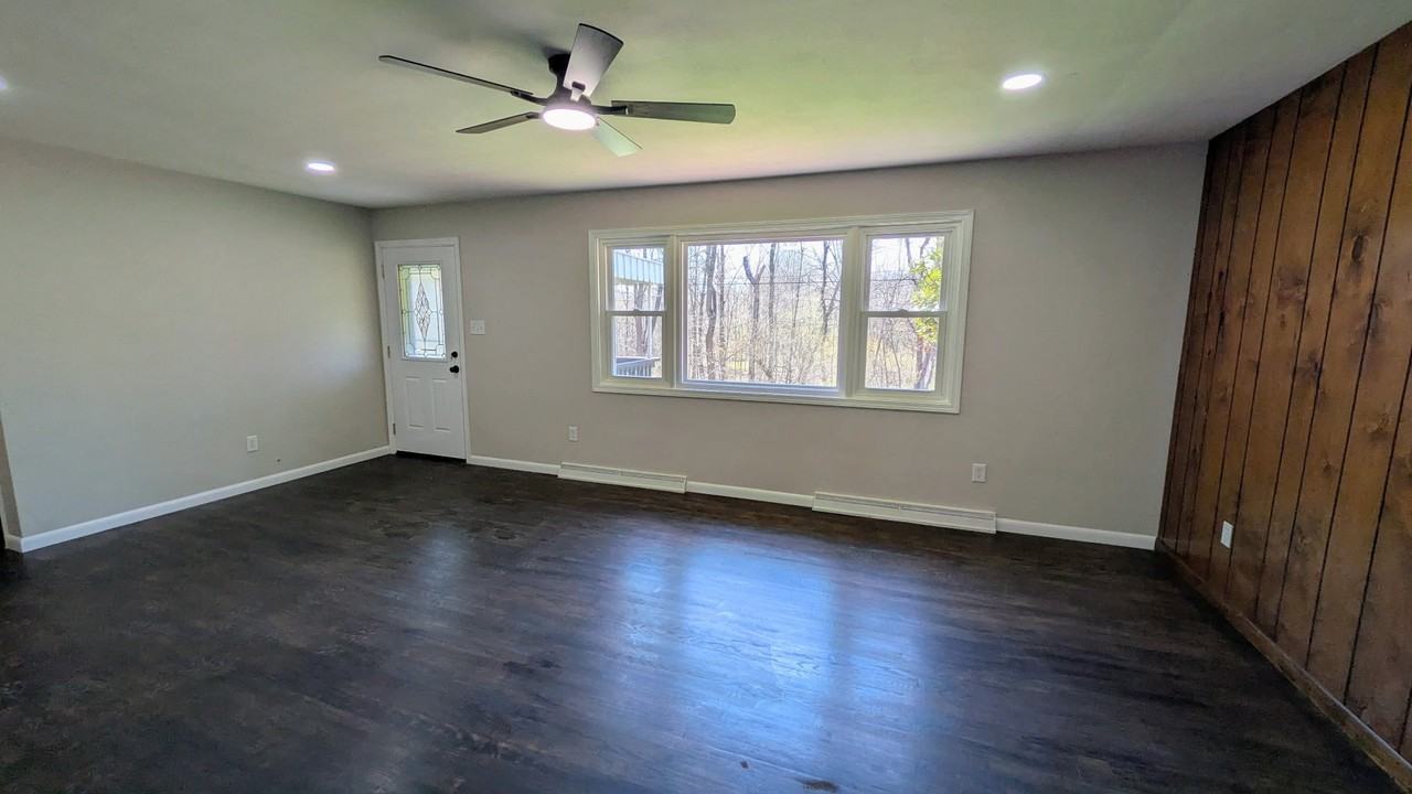 561 Williams Ave - Photo 5 of 10