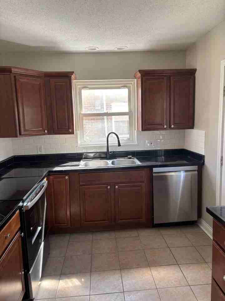 1209 Covedale Ave - Photo 3 of 7