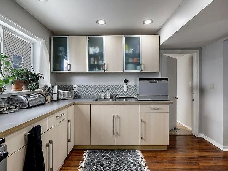 1009 Lowry Ave Ne #2 - Photo 4 of 18