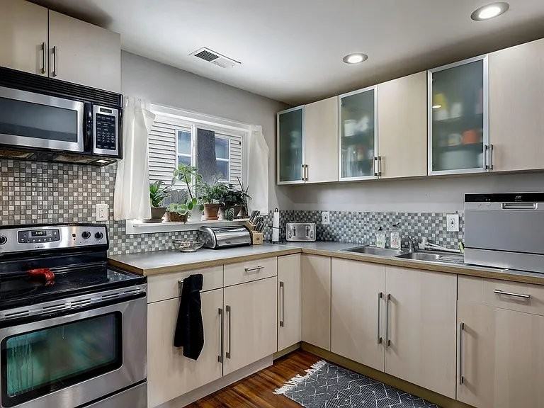 1009 Lowry Ave Ne #2 - Photo 5 of 18