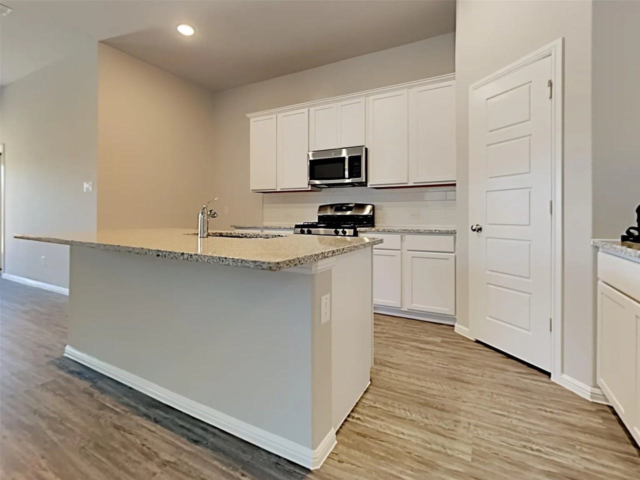 2926 Culver Ave - Photo 4 of 20