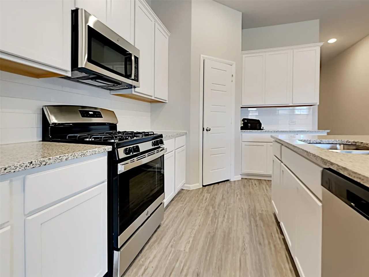 2926 Culver Ave - Photo 7 of 20