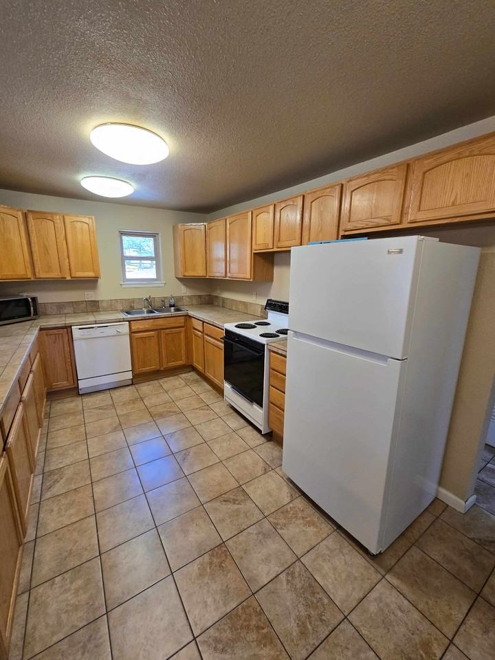 178 Daisy St - Photo 7 of 25