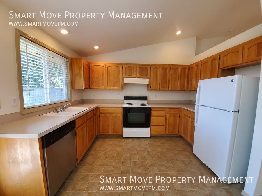 7819 W Gillis St - Photo 6 of 22