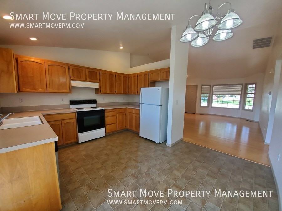 7819 W Gillis St - Photo 7 of 22