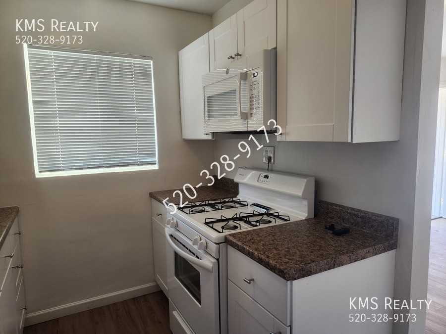 4551 E 18th St - Photo 3 of 38