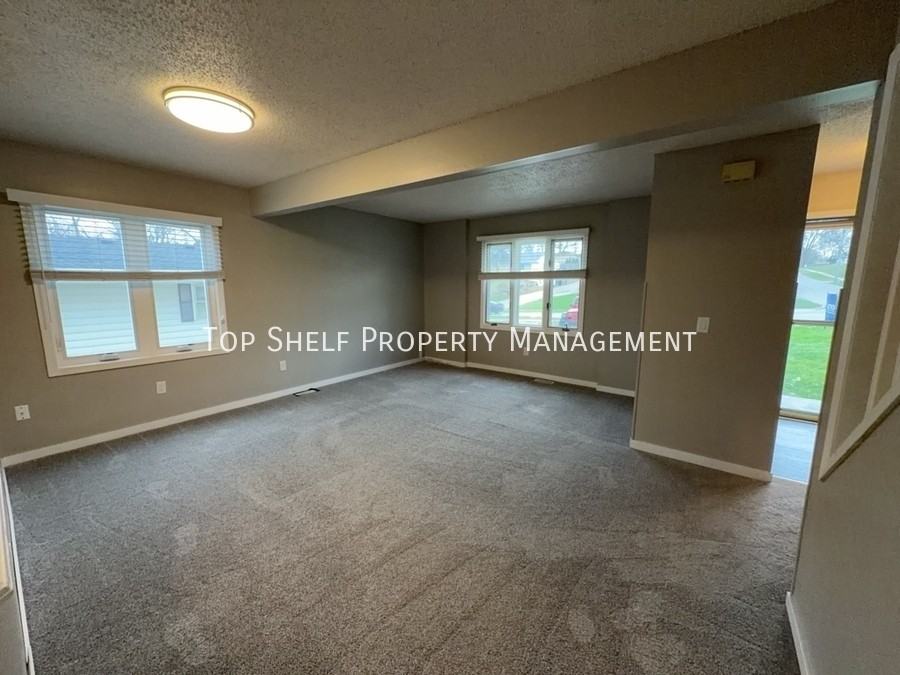 302 E Park Ave - Photo 2 of 17