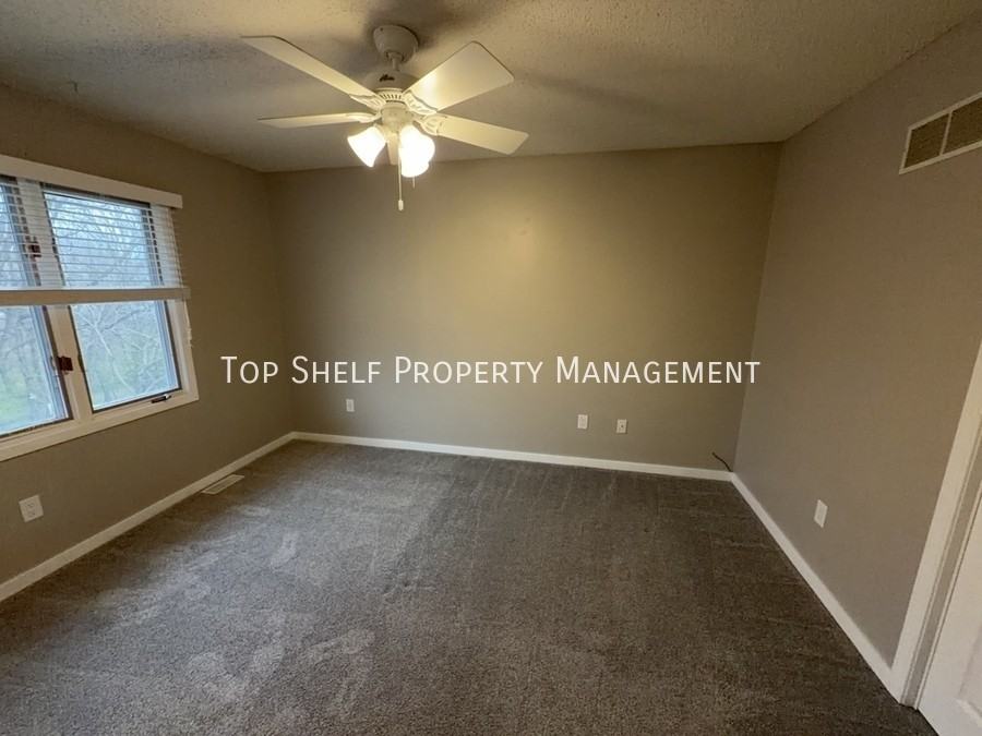 302 E Park Ave - Photo 6 of 17