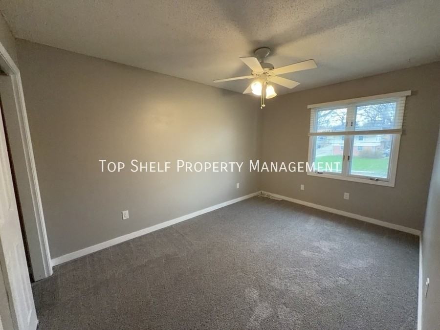 302 E Park Ave - Photo 7 of 17