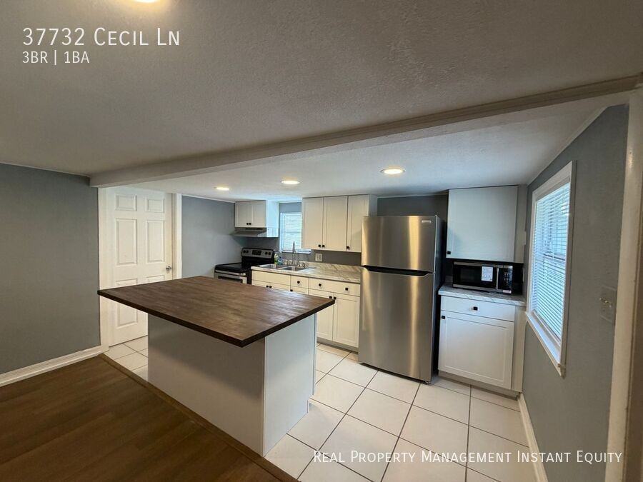 37732 Cecil Ln - Photo 2 of 16