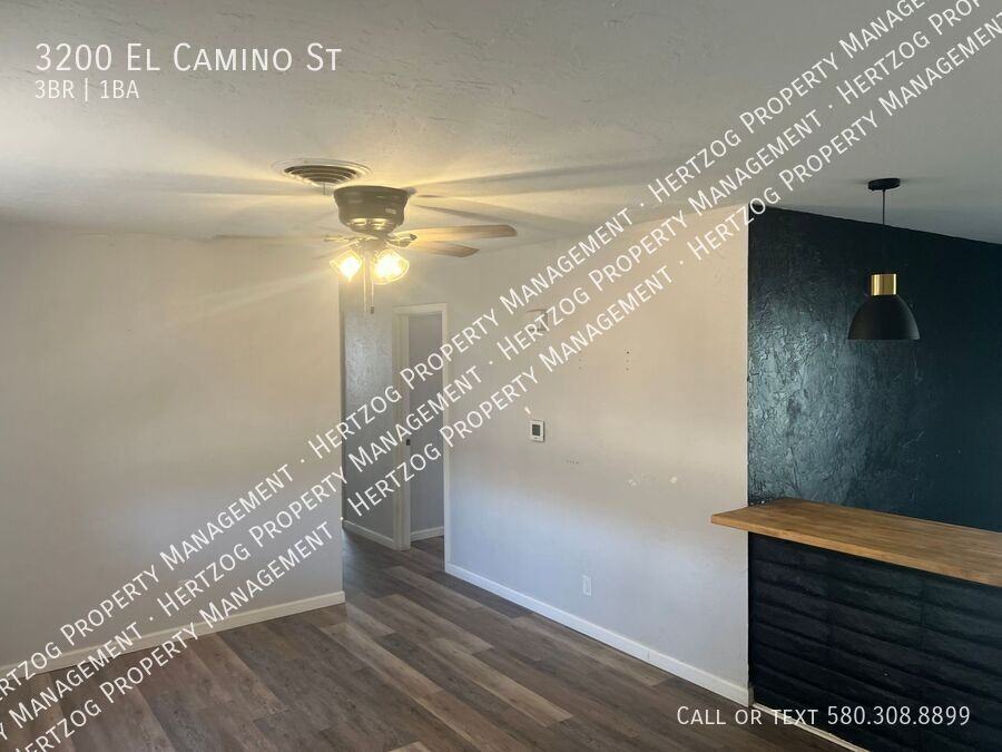 3200 El Camino St - Photo 2 of 15