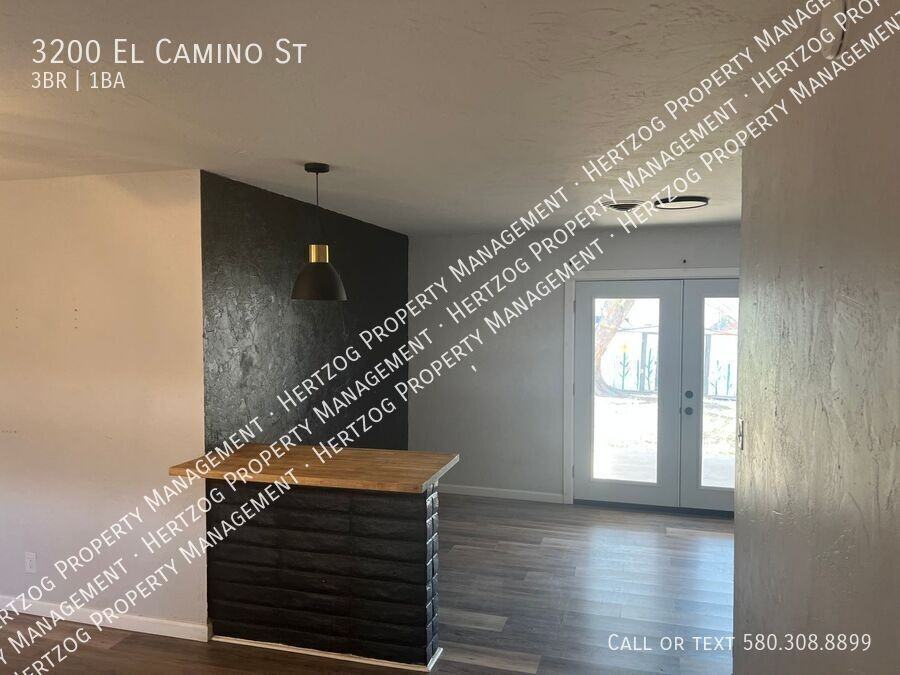 3200 El Camino St - Photo 3 of 15