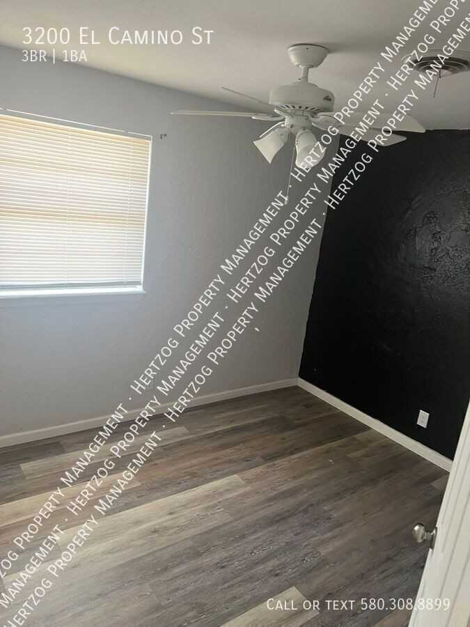 3200 El Camino St - Photo 5 of 15