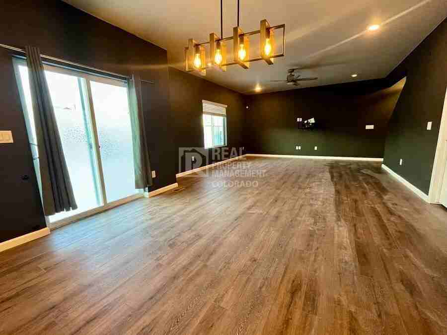 2133 Villageview Ln - Photo 2 of 18