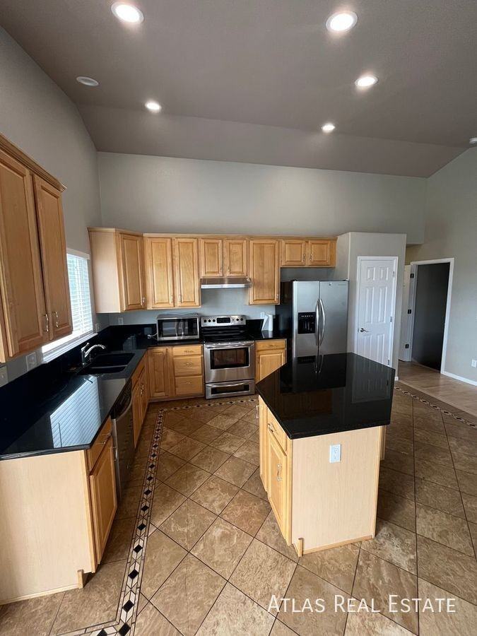 15812 E 107th Ave - Photo 2 of 14