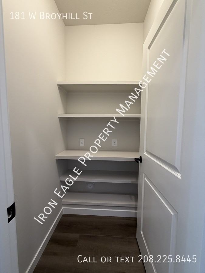 181 W Broyhill St - Photo 6 of 30