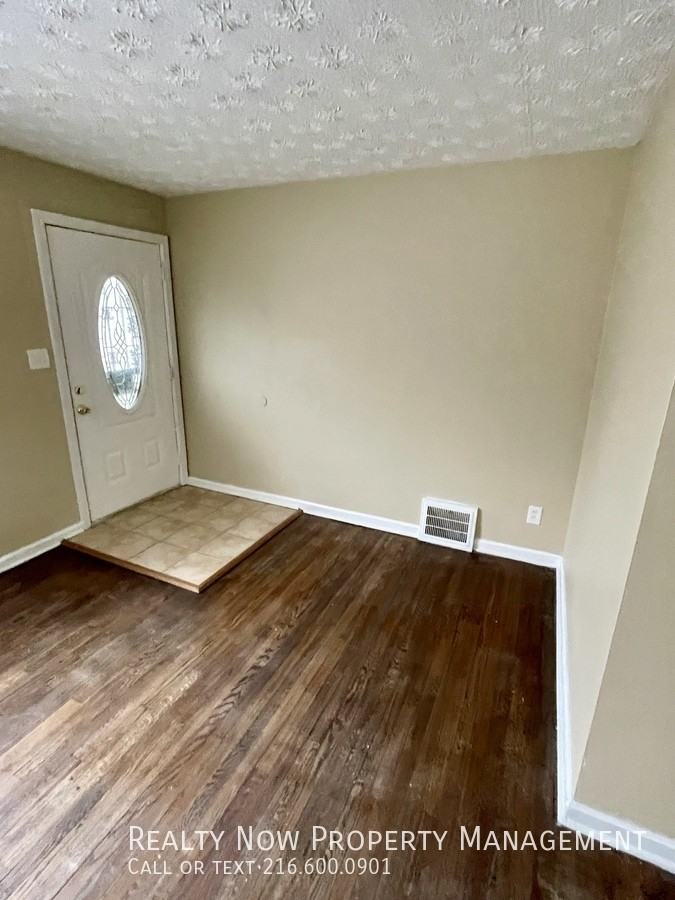 5333 Hollywood Ave - Photo 4 of 11