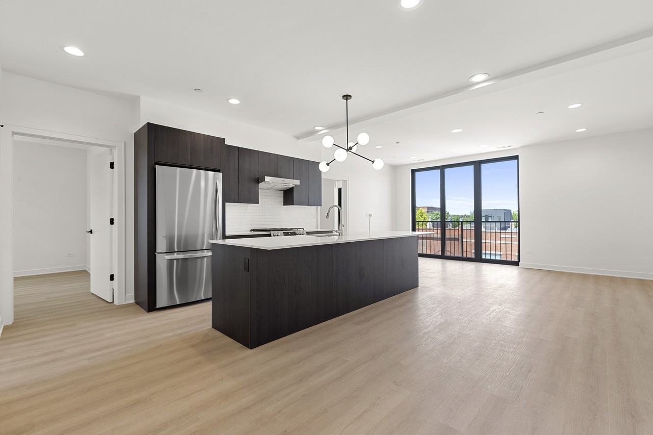 1801 W Grand Ave #402