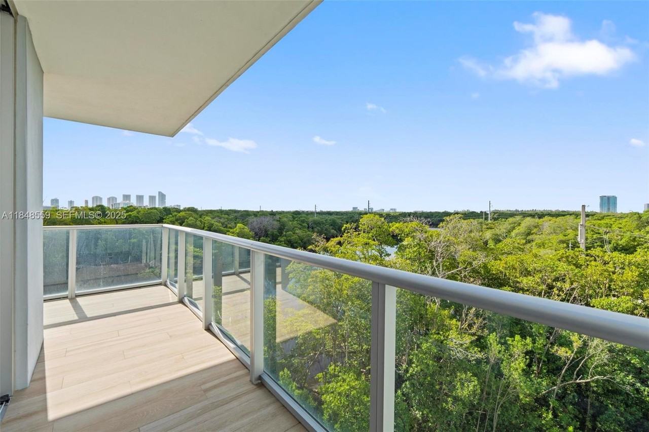 16385 Biscayne Boulevard #521 - Photo 6 of 51