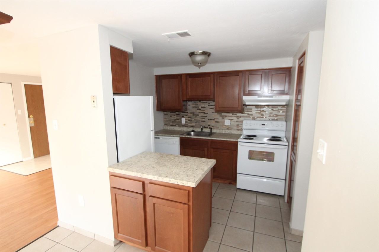 SANDY CREEK APARTMENTS -- 007 - Photo 2 of 50