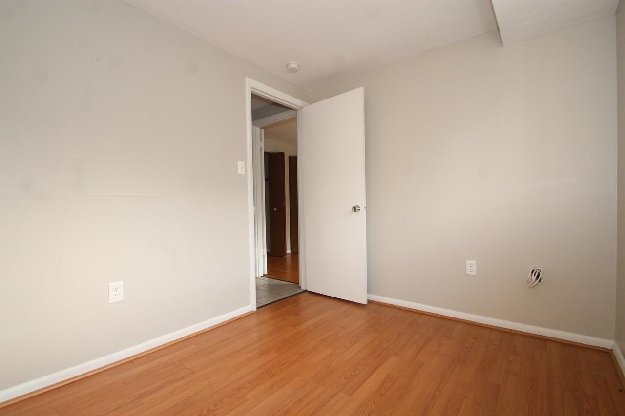 SANDY CREEK APARTMENTS -- 007 - Photo 4 of 50