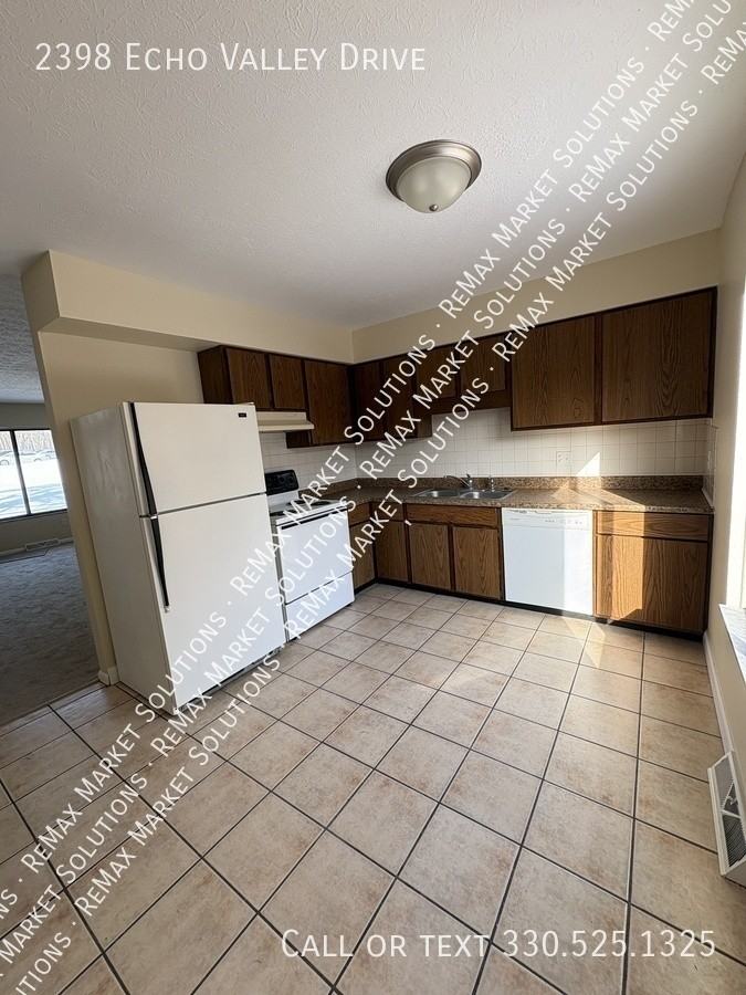 2398 Echo Valley Dr - Photo 3 of 13