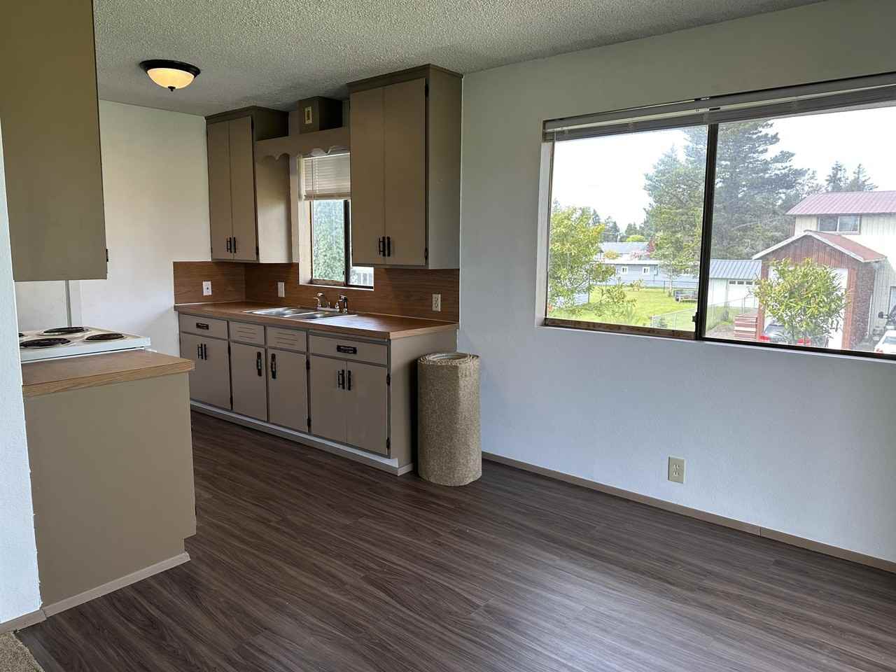 N Ocosta Street (618) - Photo 6 of 16