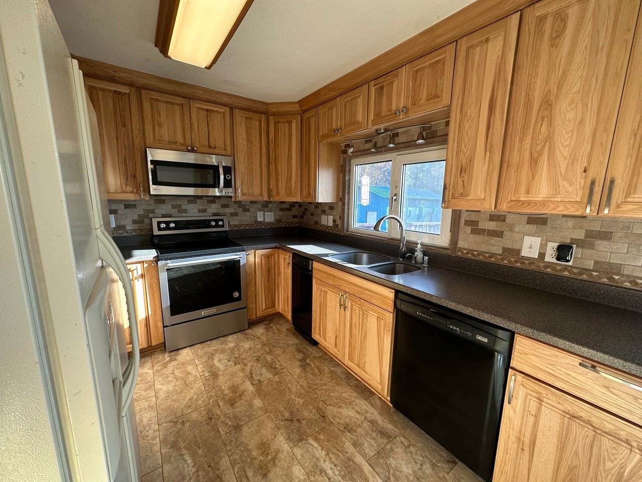 2068 Bridgewater Dr - Photo 4 of 25