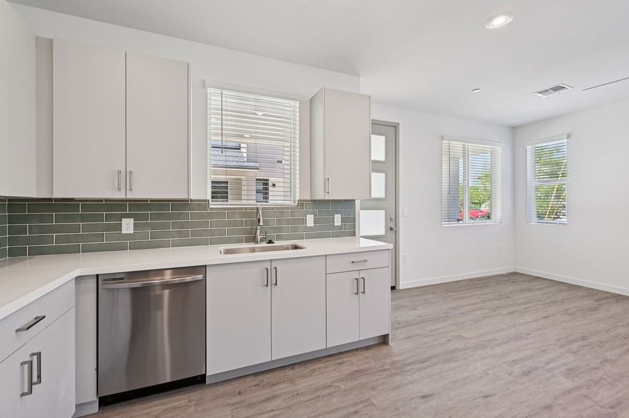 2125 E Voltaire Ave - Photo 4 of 50