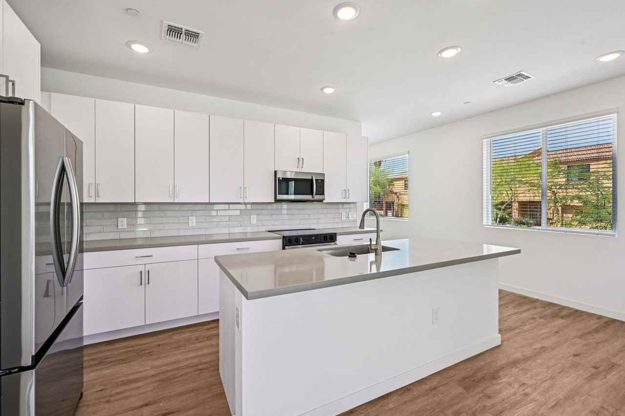 2115 E Jennifer Lynn Way - Photo 2 of 50