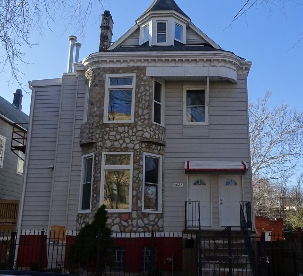 9028 S Escanaba Avenue - Photo 4 of 7