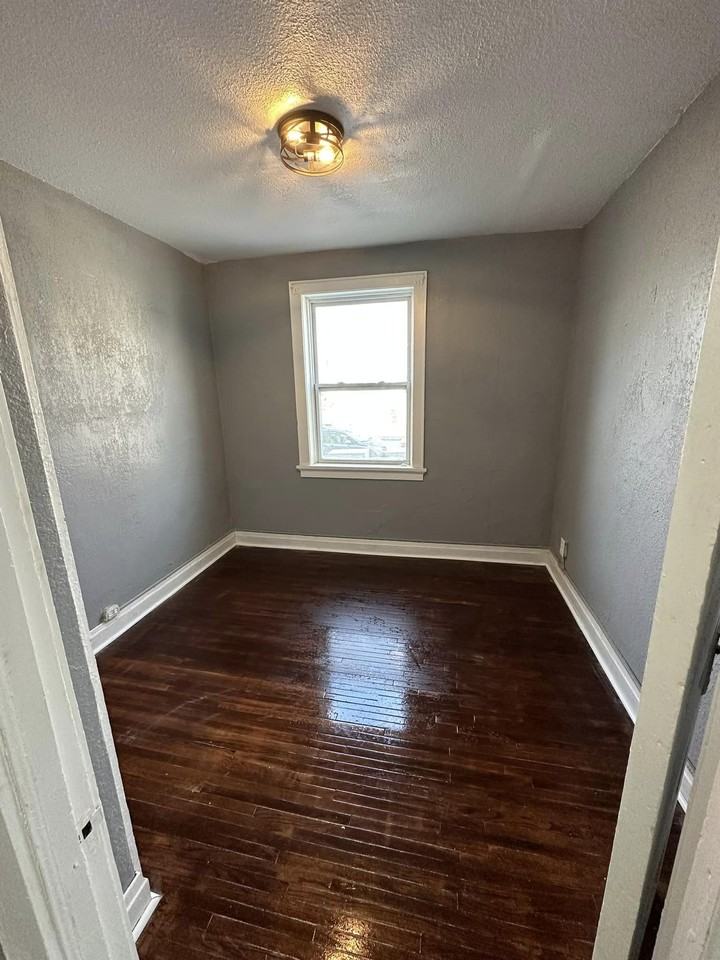 833 West 2nd Street - Photo 4 of 16