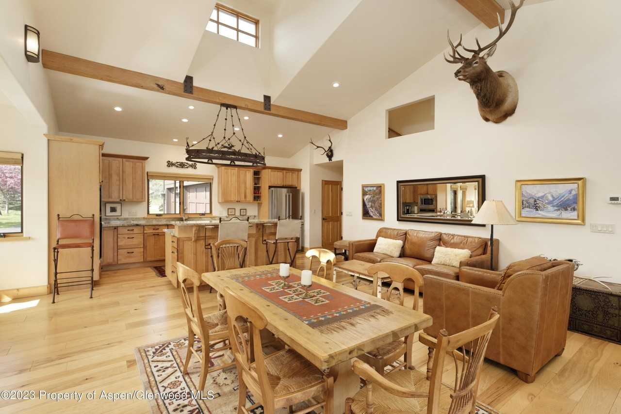 4072 Crystal Bridge Dr - Photo 2 of 32