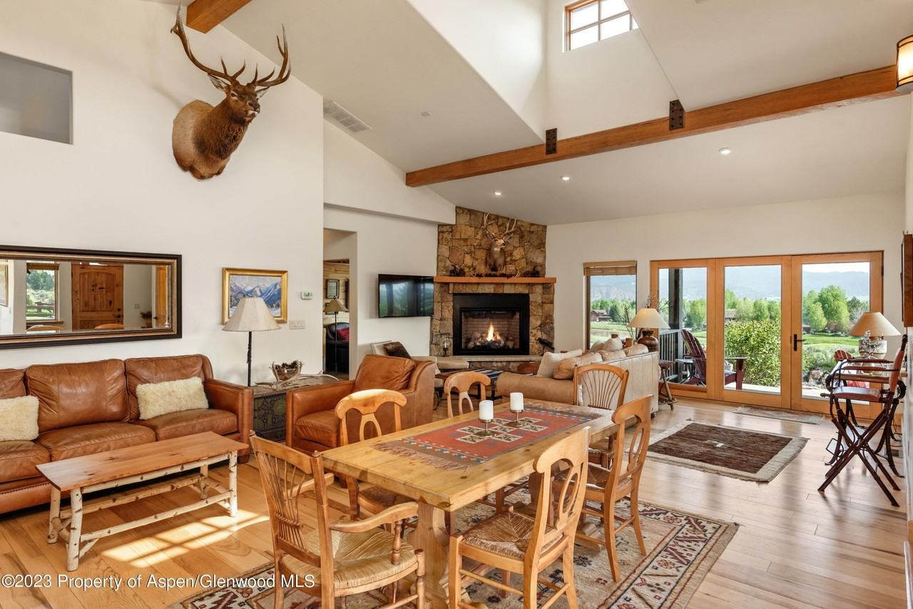 4072 Crystal Bridge Dr - Photo 3 of 32