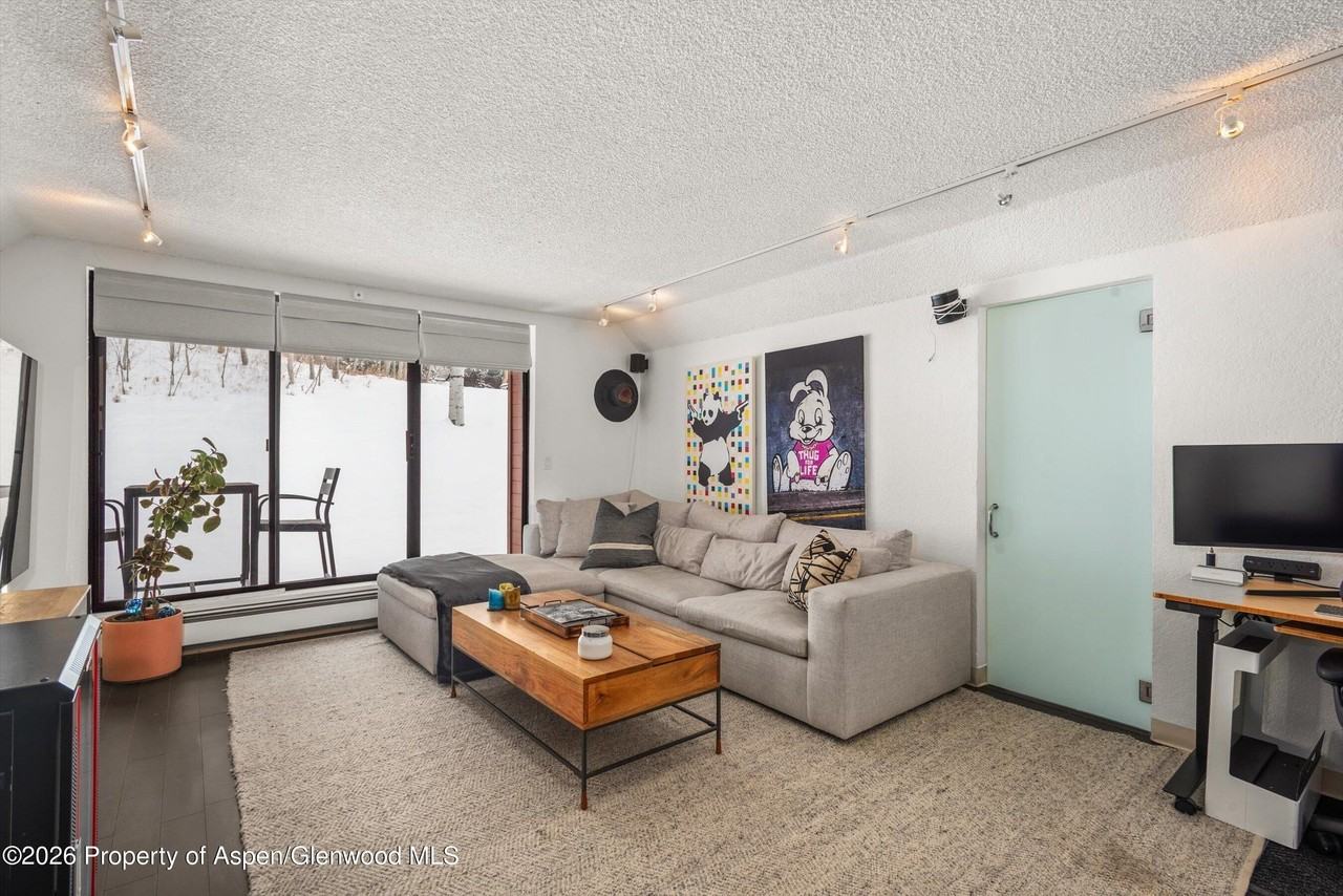 1317 Vine St - Photo 2 of 12