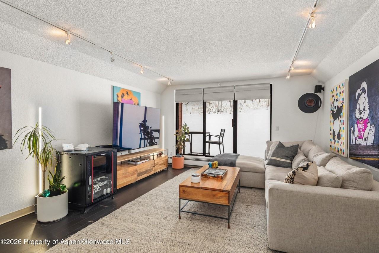 1317 Vine St - Photo 3 of 12