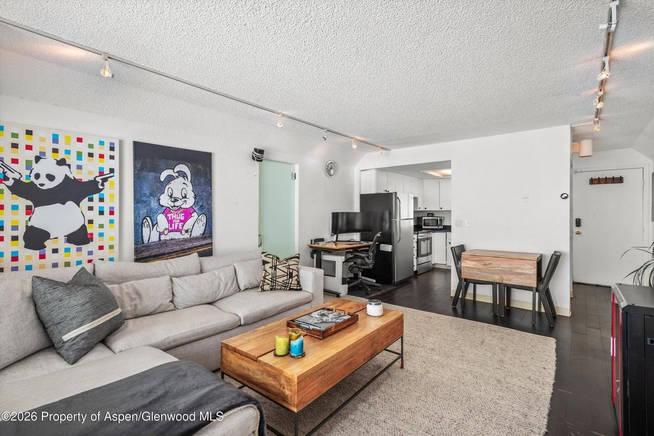 1317 Vine St - Photo 4 of 12