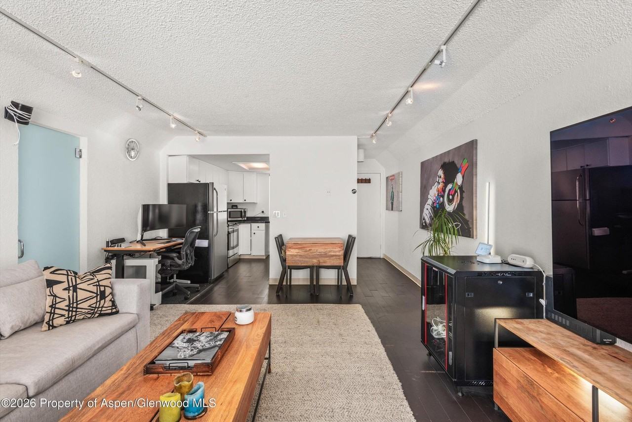 1317 Vine St - Photo 5 of 12