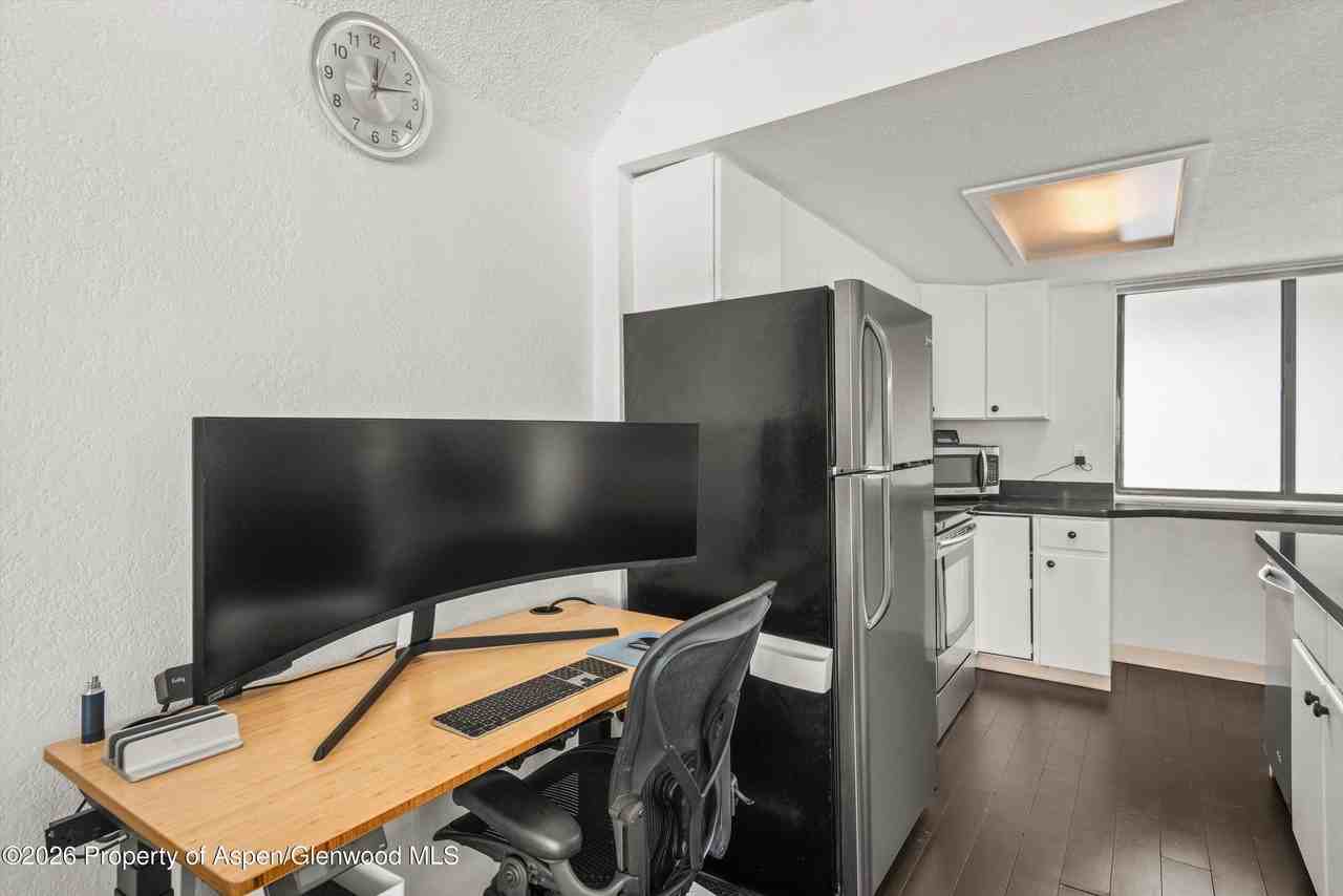 1317 Vine St - Photo 7 of 12