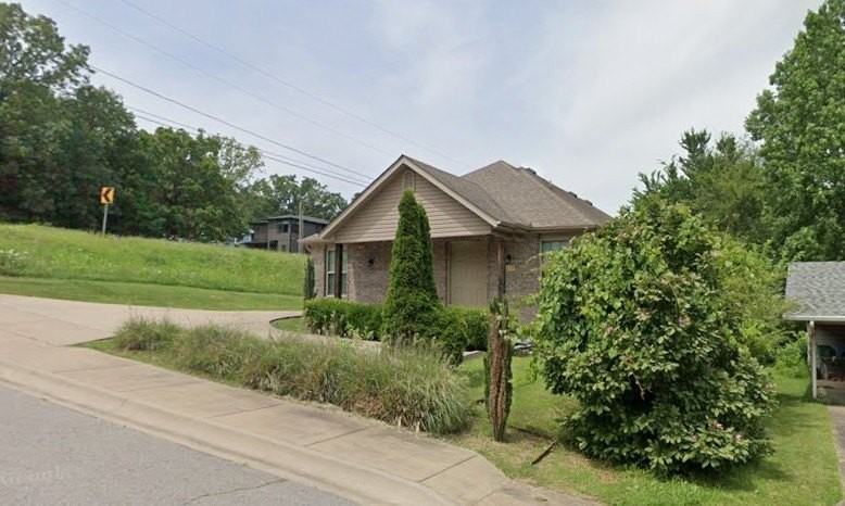 1217 N Stephens Ave - Photo 2 of 3