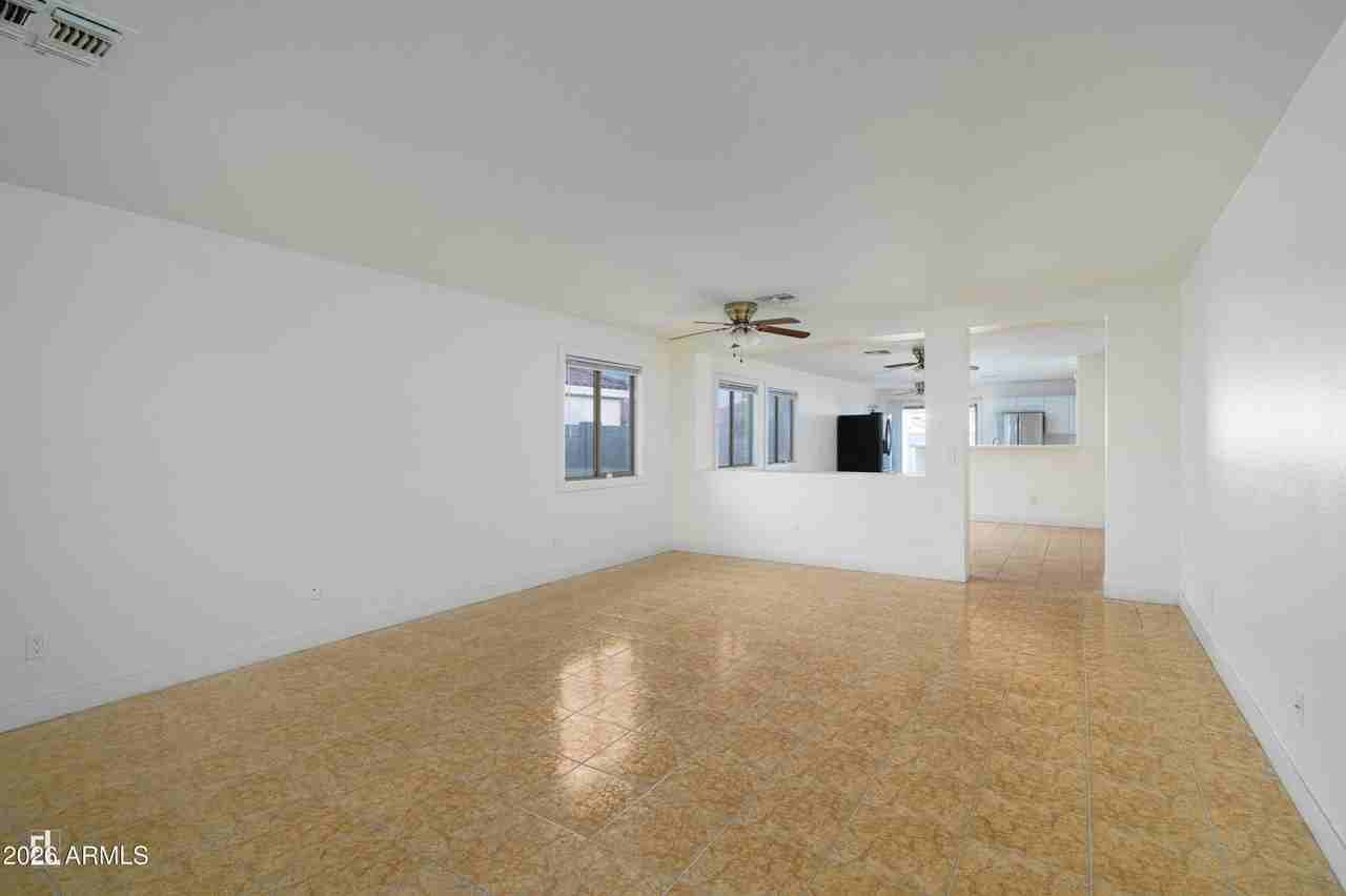 11825 W Edgemont Ave - Photo 5 of 27